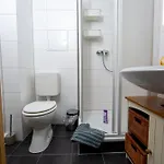 Ihr Rueckzugsort In - Grosszuegiges Altbau-apartment Mit 2sz, Kingsize Betten, Nobilia Kueche, 55 Zoll Smart-tv, 250mbts Wifi, Kostenloses Parken - Nur Wenige Minuten Vom Zentrum Und Nordstrand Entfernt - Kostenloser Waschraum Im Gebaeude Διαμέρισμα *