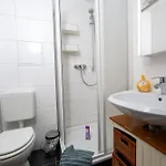 Ihr Rueckzugsort In - Grosszuegiges Altbau-apartment Mit 2sz, Kingsize Betten, Nobilia Kueche, 55 Zoll Smart-tv, 250mbts Wifi, Kostenloses Parken - Nur Wenige Minuten Vom Zentrum Und Nordstrand Entfernt - Kostenloser Waschraum Im Gebaeude * Ερφούρτη